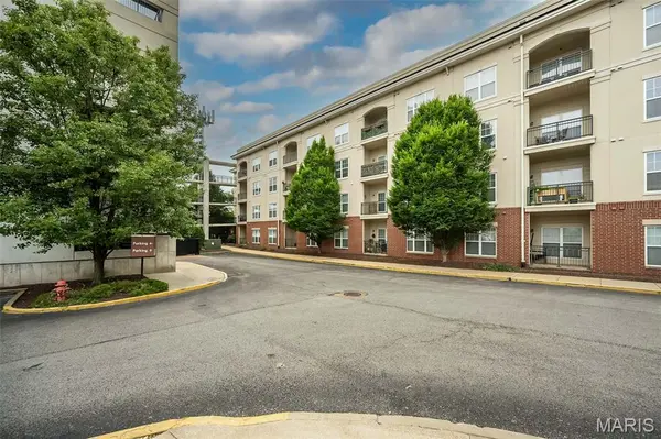 1270 Strassner DR #3202, Brentwood, MO 63144