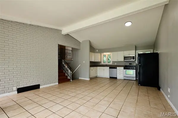 13 Sunridge LN, Florissant, MO 63031