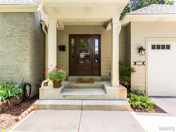 890 Warwick LN, Glendale, MO 63122