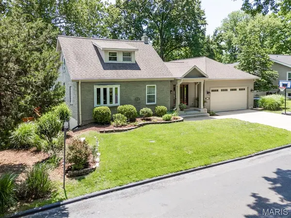 890 Warwick LN, Glendale, MO 63122
