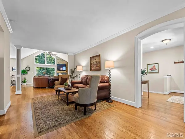 890 Warwick LN, Glendale, MO 63122