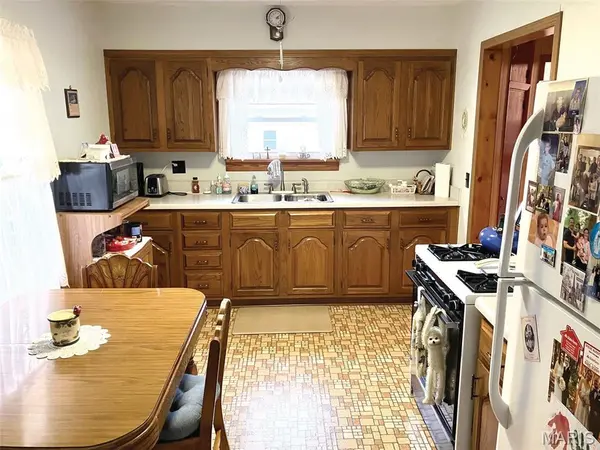 811 E 2nd ST, Beckemeyer, IL 62219