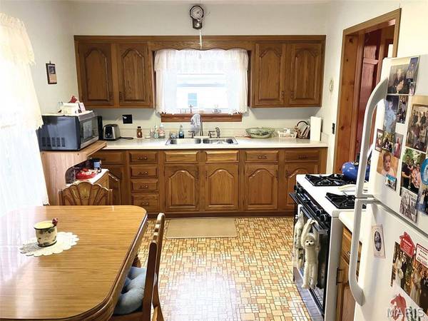 811 E 2nd ST, Beckemeyer, IL 62219