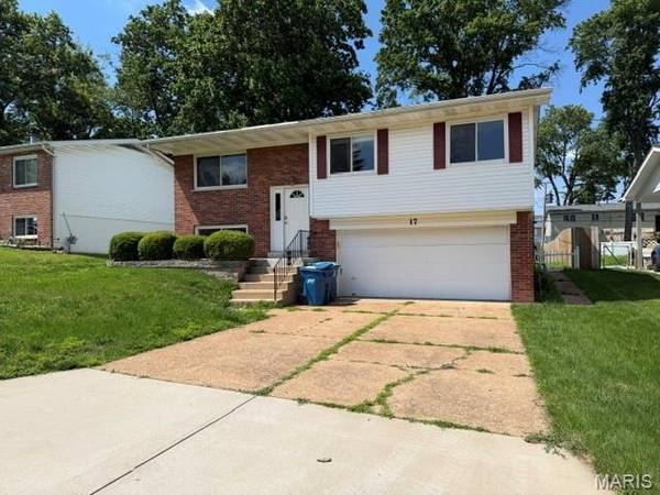17 Saint Lawrence DR, Ballwin, MO 63021