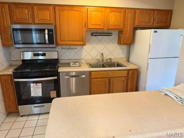 17 Saint Lawrence DR, Ballwin, MO 63021