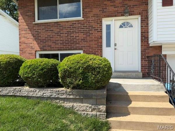 17 Saint Lawrence DR, Ballwin, MO 63021