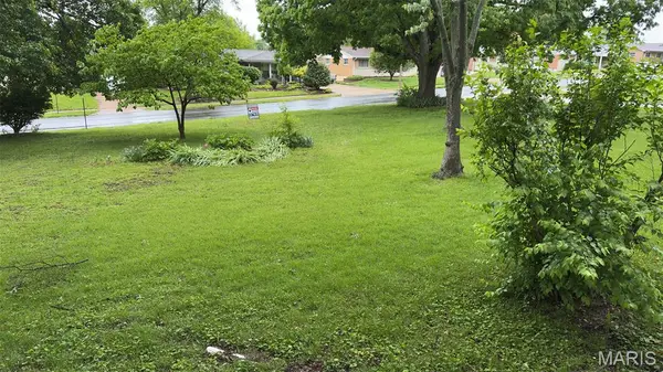 660 Herbst DR, Florissant, MO 63031