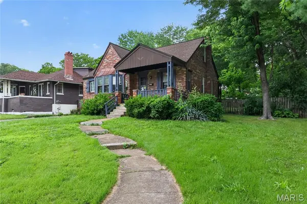 8211 Madison AVE, St Louis, MO 63114