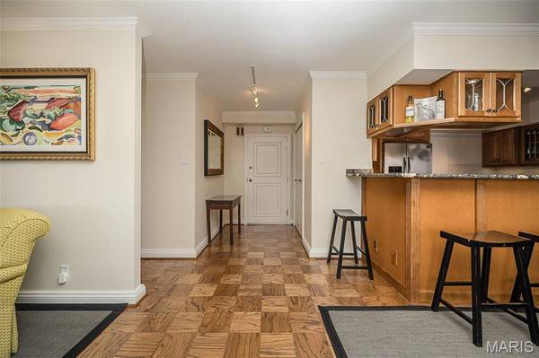 900 S Hanley RD #11D, St Louis, MO 63105