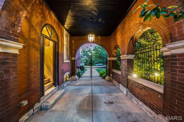 3117 Russell BLVD, St Louis, MO 63104
