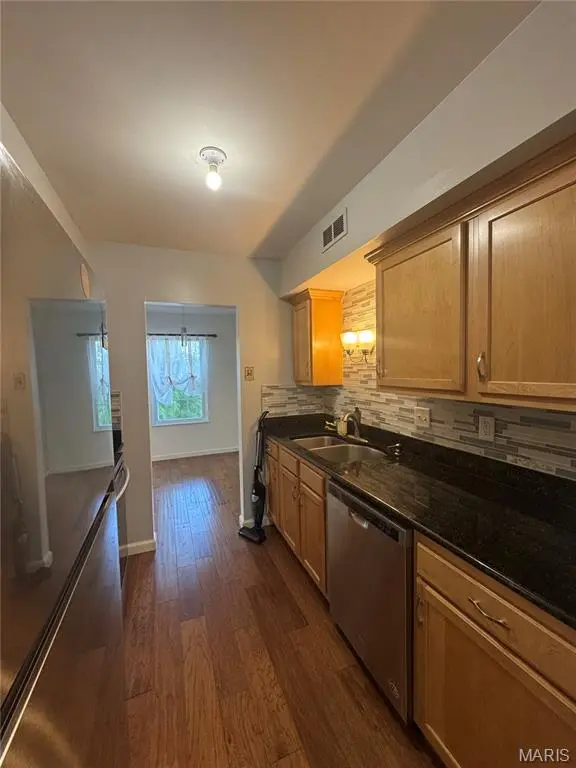 809 N Hanley RD #C, St Louis, MO 63130