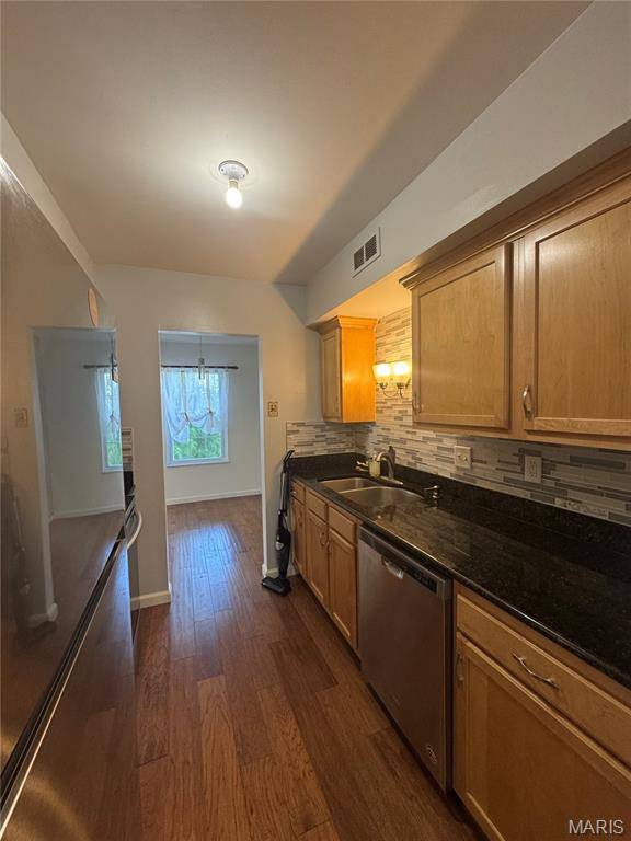 809 N Hanley RD #C, St Louis, MO 63130
