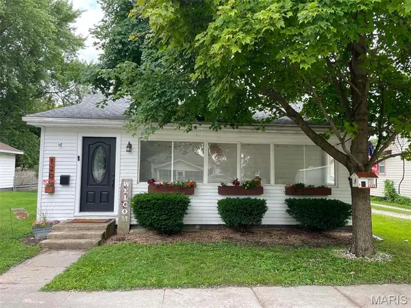120 E Warren ST, Moweaqua, IL 62550