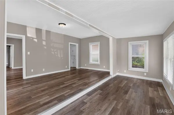 7041 Glades AVE, St Louis, MO 63117