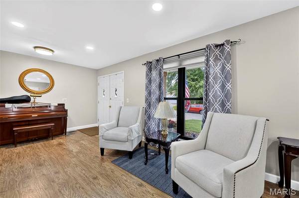 17 Debbie DR, St Peters, MO 63376
