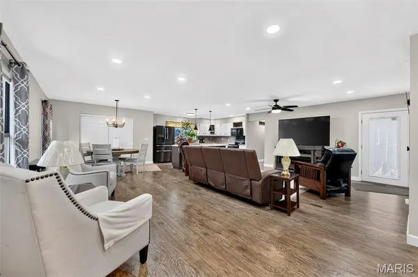 17 Debbie DR, St Peters, MO 63376