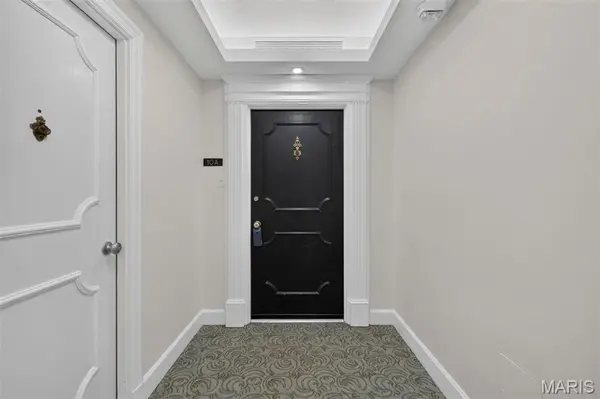 710 S Hanley RD #10A, Clayton, MO 63105