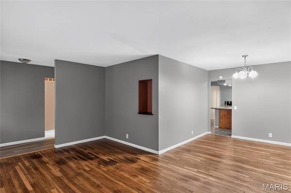 2827 Westminster DR, Florissant, MO 63033