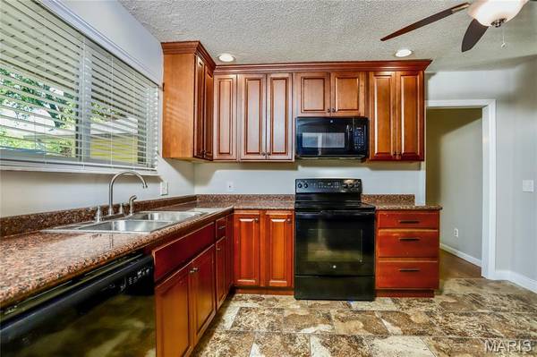 104 Lake Point DR, St Peters, MO 63376