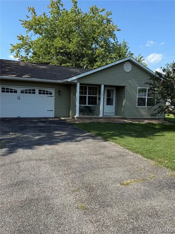 705 E Washington AVE, Greenville, IL 62246