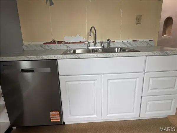 10526 Old Olive Street RD, Creve Coeur, MO 63141