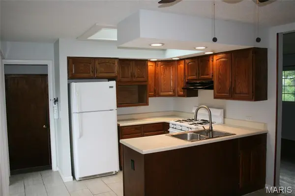 1060 Loveland DR, Florissant, MO 63031