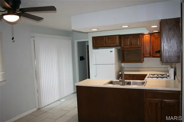 1060 Loveland DR, Florissant, MO 63031