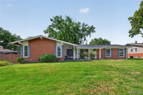 4080 Helmkampf DR, Florissant, MO 63033
