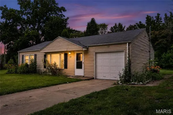 1565 Lakeside LN, St Louis, MO 63138