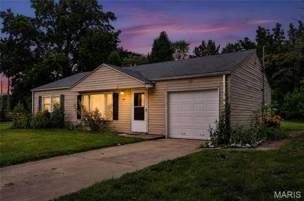 1565 Lakeside LN, St Louis, MO 63138