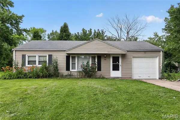 1565 Lakeside LN, St Louis, MO 63138