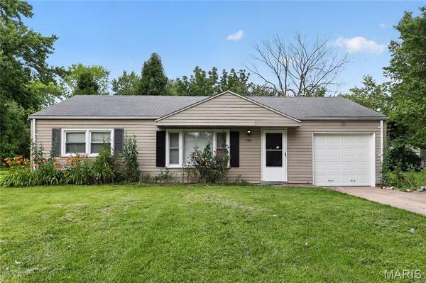 1565 Lakeside LN, St Louis, MO 63138