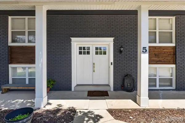 5 Golden Oak CT, Twin Oaks, MO 63088