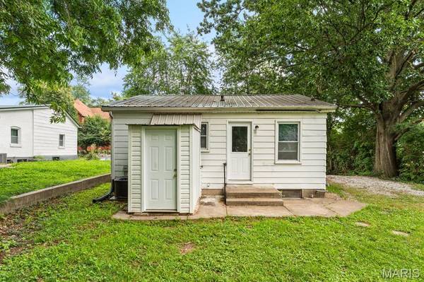 23 S 9th ST, Belleville, IL 62220