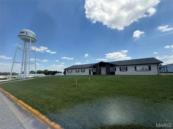 424 E Holzhauer DR, Nashville, IL 62263