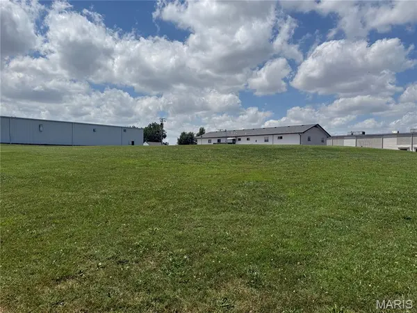 424 E Holzhauer DR, Nashville, IL 62263
