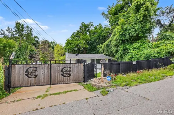 8516 Katherine AVE, St Louis, MO 63121