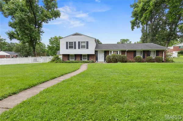 952 Bridgeport DR, Ballwin, MO 63011