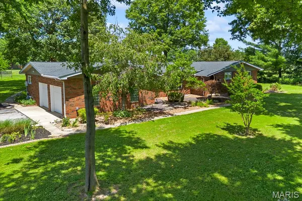 1 Tanbark DR, New Baden, IL 62265