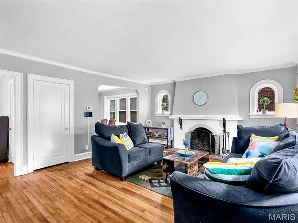 7448 Hillsdale DR, St Louis, MO 63121