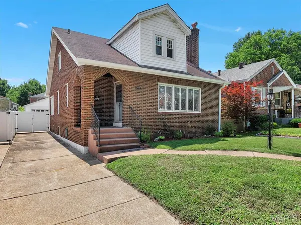 7448 Hillsdale DR, St Louis, MO 63121