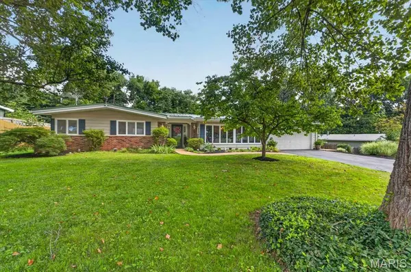 2517 Trossock LN, St Louis, MO 63122
