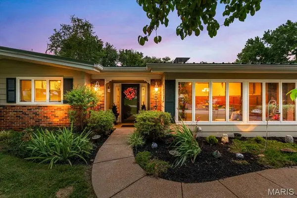 2517 Trossock LN, St Louis, MO 63122