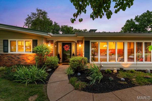 2517 Trossock LN, St Louis, MO 63122