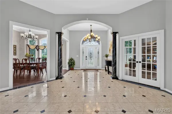 2325 Sterling Pointe DR, Chesterfield, MO 63005