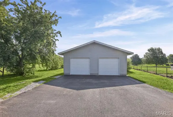 2100 Steinkoenig School RD, Highland, IL 62249
