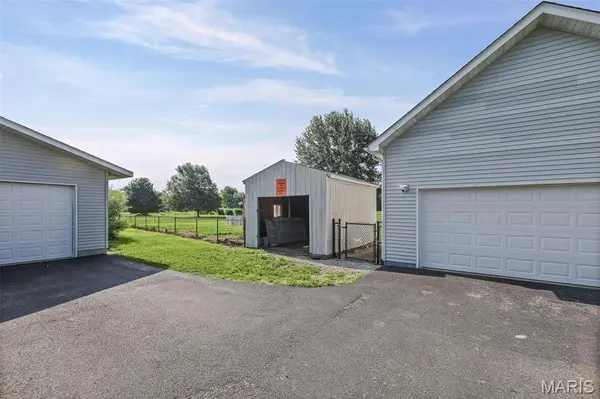 2100 Steinkoenig School RD, Highland, IL 62249