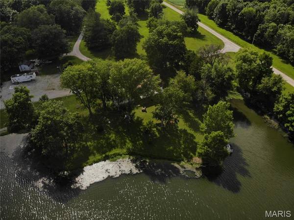 8360 Club LN, Alma, IL 62807