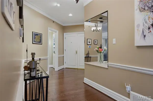 561 Sarah LN #303, Creve Coeur, MO 63141