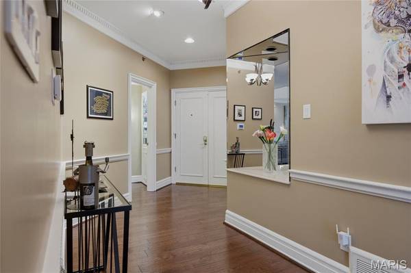 561 Sarah LN #303, Creve Coeur, MO 63141